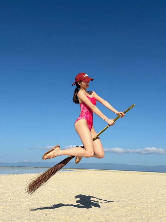 한그루 빗자루 타고 날아가겠네…군살 제로 수영복 자태 [DA★]