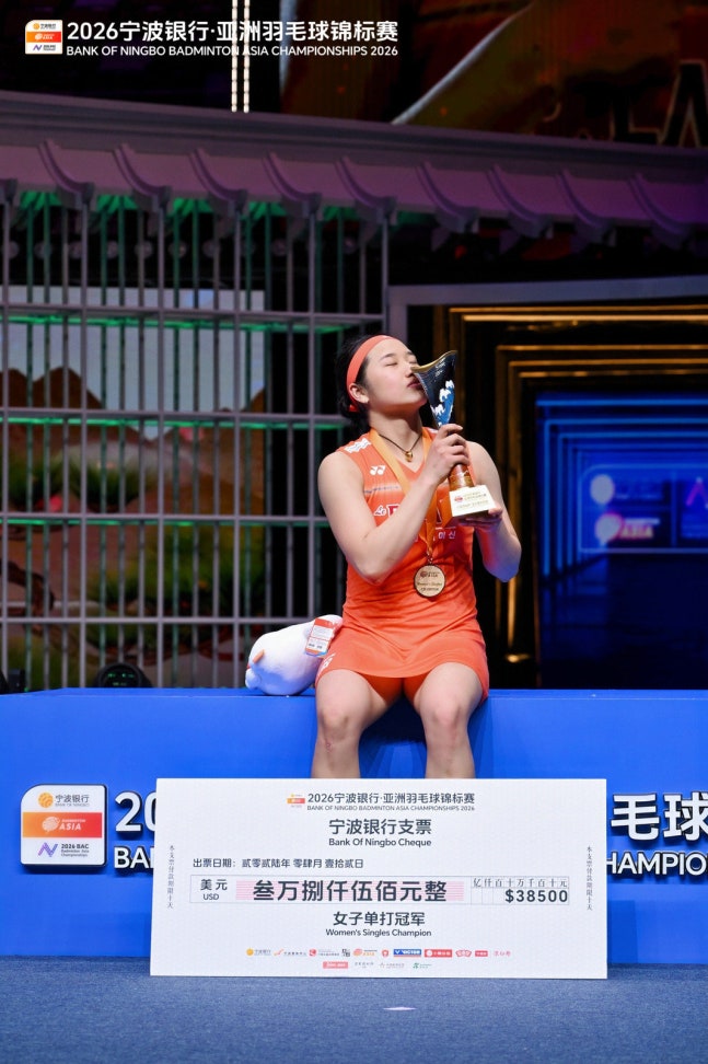 안세영, 마침내 아시아선수권 金 거머쥐었다…왕즈이에 2-1 승리거두며 설욕 성공