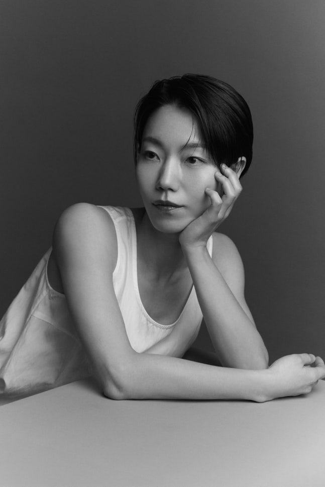 《群體》《프리마 파시》雙重精彩 演員金新綠於坎城電影節與百想藝術大賞展現演技巔峰