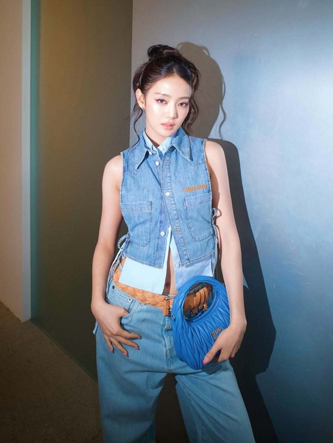 시선을 사로잡는 민니님의 파격적인 패션