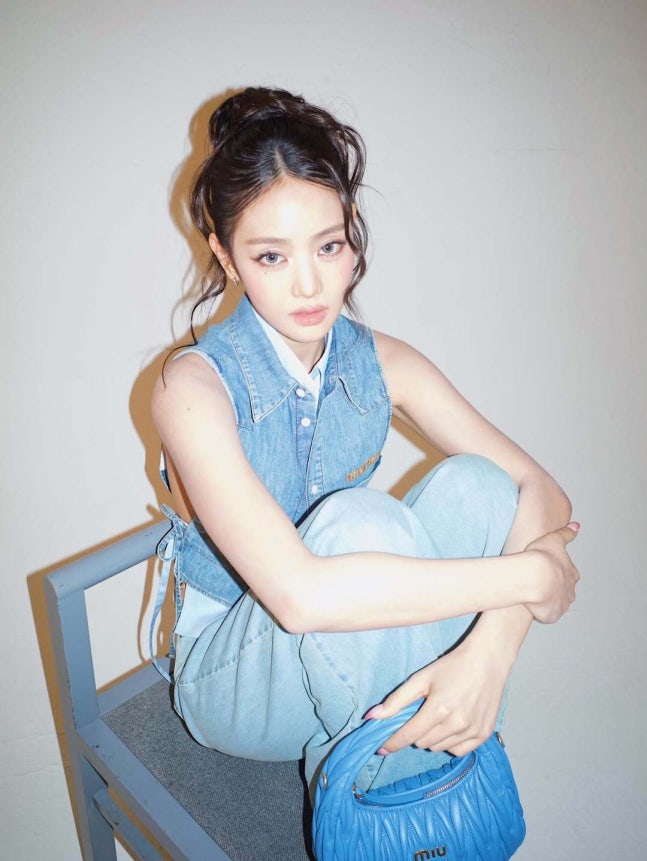 시선을 사로잡는 민니님의 파격적인 패션