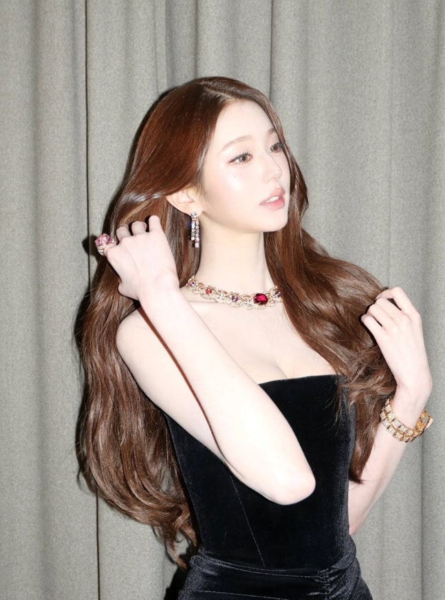 보석보다 더 빛나는 또렷한 이목구비를 보여준 원영