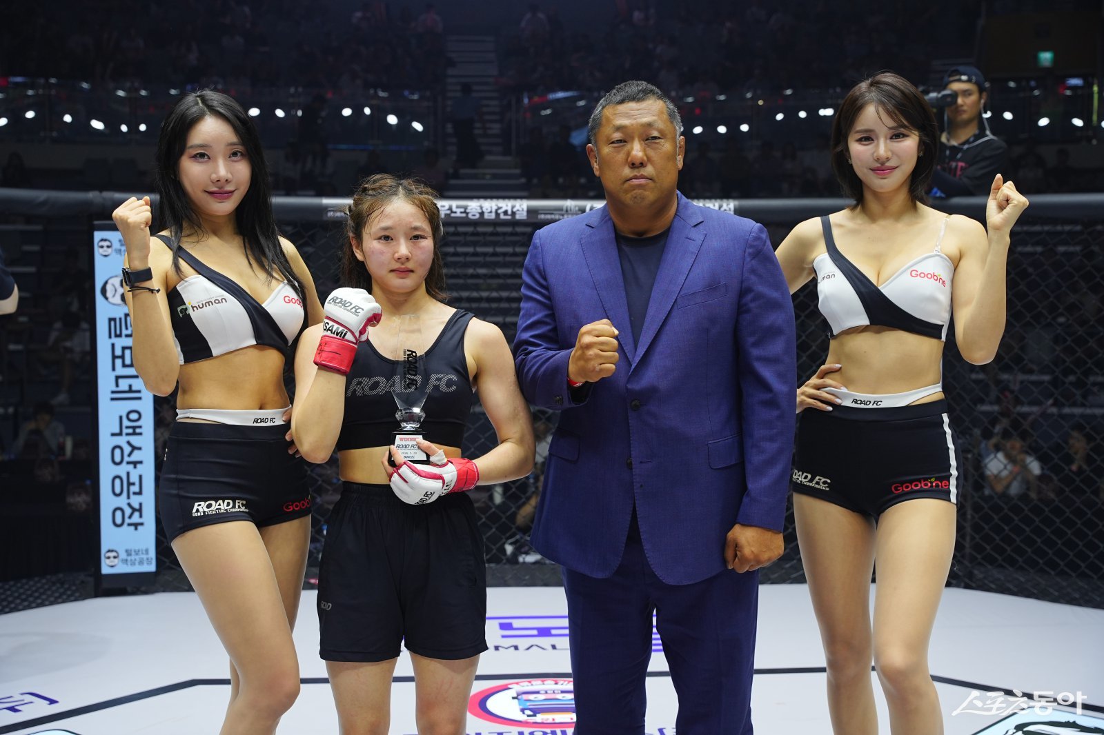 <b>로드FC</b> 정민지에게 승리 기념 트로피 시상하는 김종대 강원특별자치도...