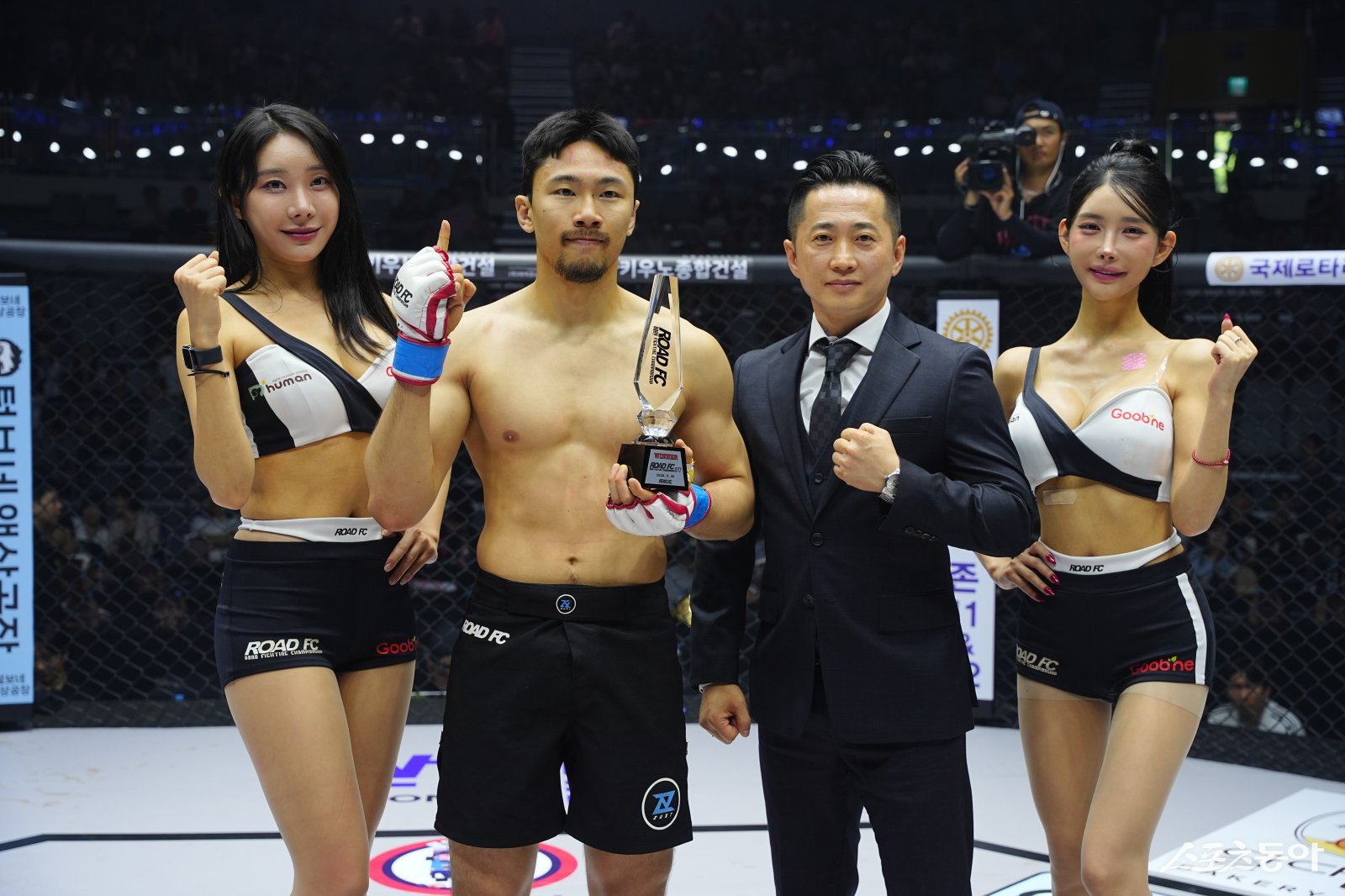 김태위 원주시MMA총협회 회장, <b>로드FC</b> 라이트급 박찬훈에게 승리 기념 트...