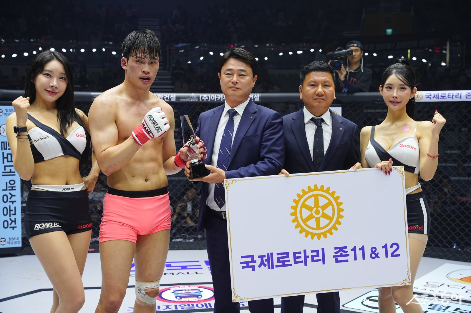 <b>로드FC</b> 한우영에게 승리 기념 트로피 수여하는 김용빈 국제로타리 공공...