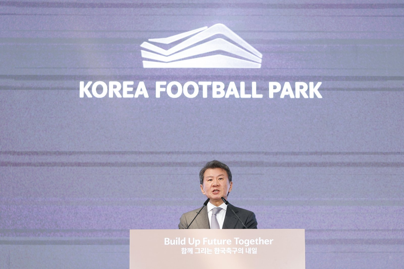 “<b>월드컵</b> 32강 10억→16강 20억→8강 30억 사재 출연”…사퇴 선언한 정...