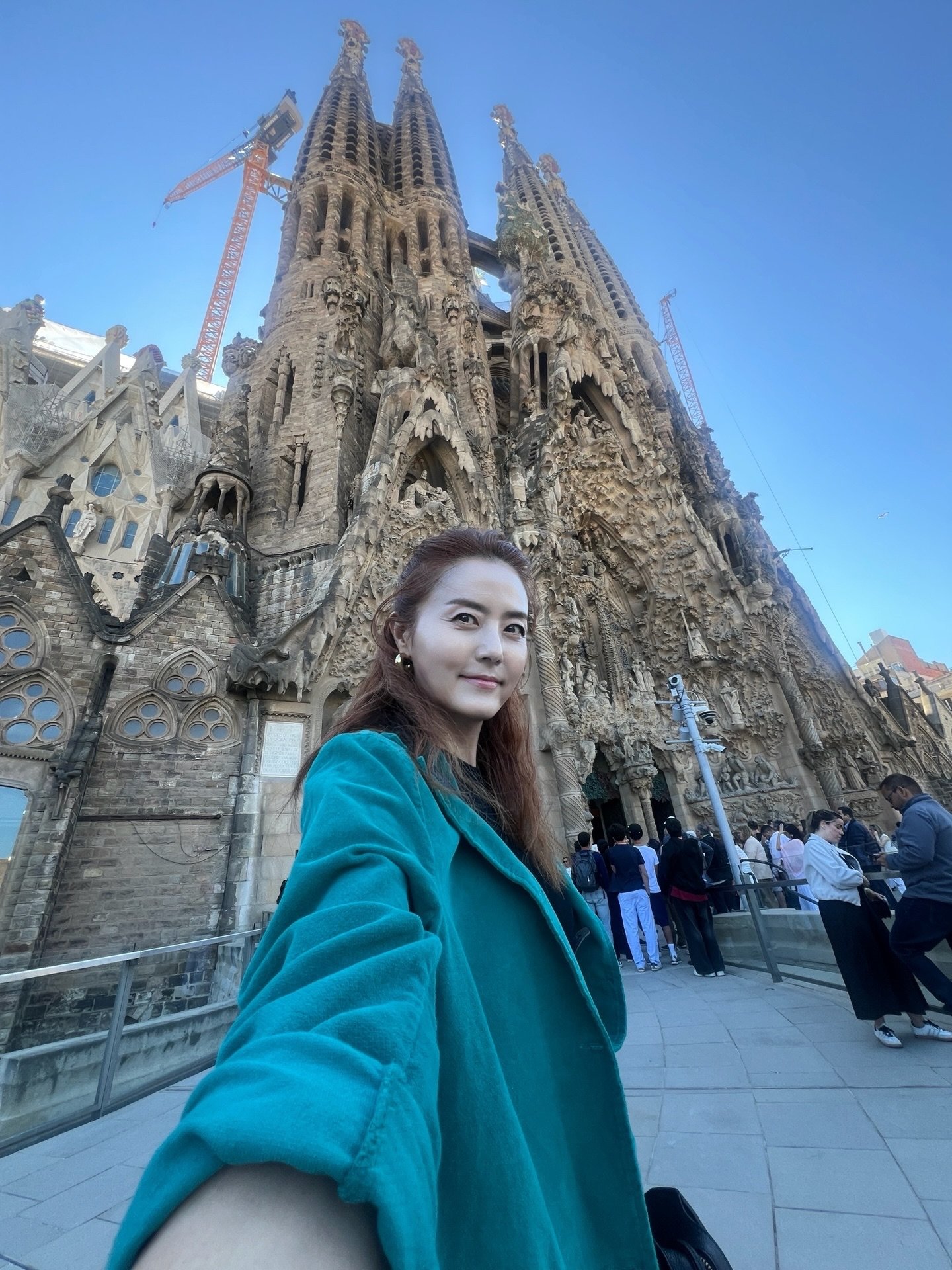 손미나, <b>바르셀로나</b> 자택서 사그라다 파밀리아 성당 역사적 완공 생중계...