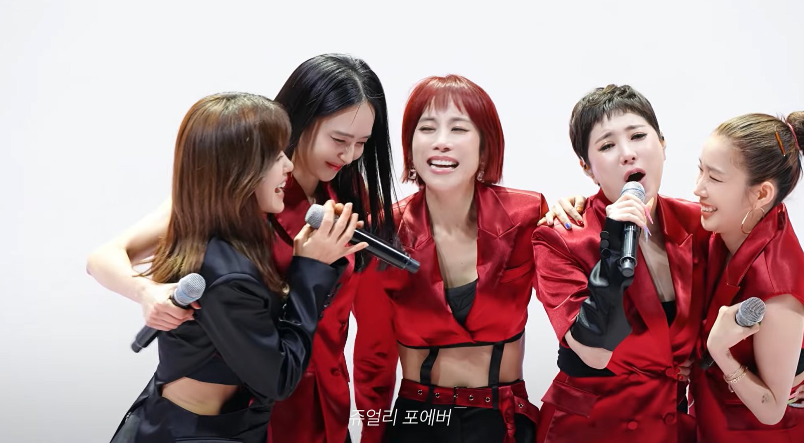 <b>쥬얼리</b> 20년 만에 <b>완전체</b> 무대…눈물 흘리며 열창 “보고 싶었어”