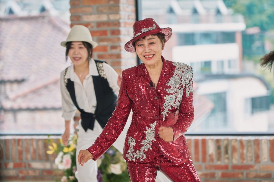 <b>하춘화</b> ‘연예인 기부 1위’, 기부 잘 하는 유재석도 감탄 (유퀴즈)