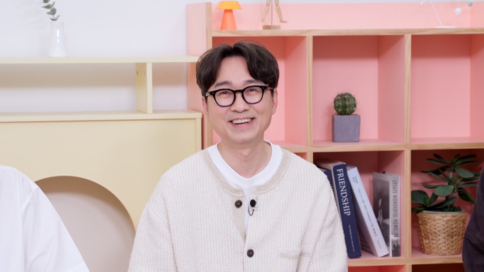 장항준 이젠 <b>김은희</b>에 카드 준다…“수입 넘어선 지 꽤 됐다” (옥문...