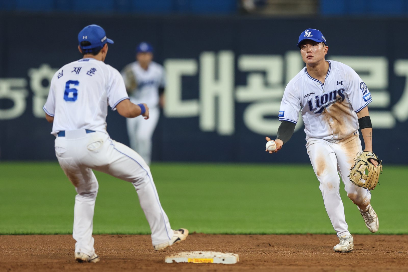‘주자와 <b>충돌</b>’ 어지러움 호소한 삼성 <b>류지혁</b>, 6회초 수비 도중 <b>교체</b>