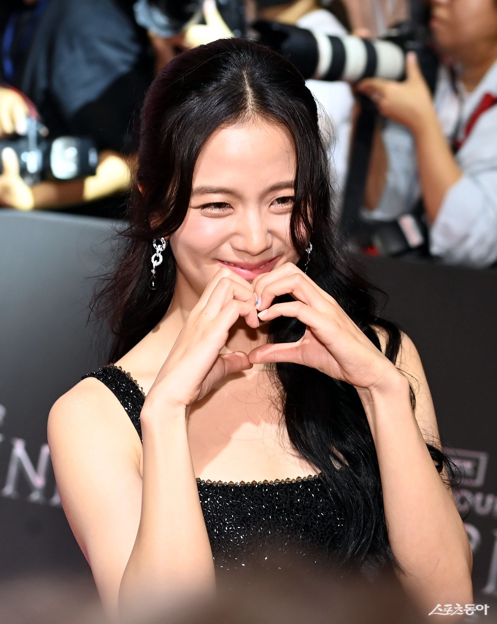 지수, <b>블랙핑크 10주년</b> 논란에 고개 숙였다…“큰 섭섭함 안겨 미안해”...