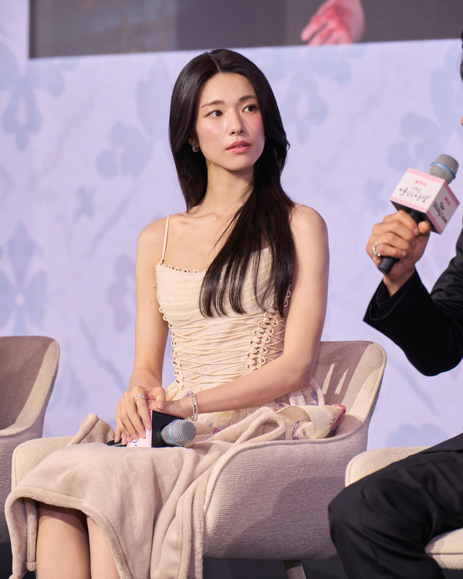 ‘친일 파문’ <b>하영</b>, 광복절 전날 예정됐던 ‘이엿사’ <b>인터뷰</b> 전면 취...