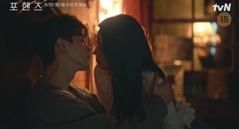 송강·장규리 키스 직전 포착… 이준영은? (<b>포핸즈</b>)