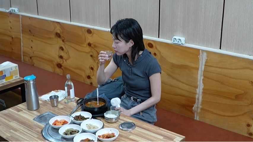 <b>하윤경</b>, <b>내장탕</b> 혼밥에 대낮 <b>소주</b>까지…‘봄날의 햇살’ 180도 반전