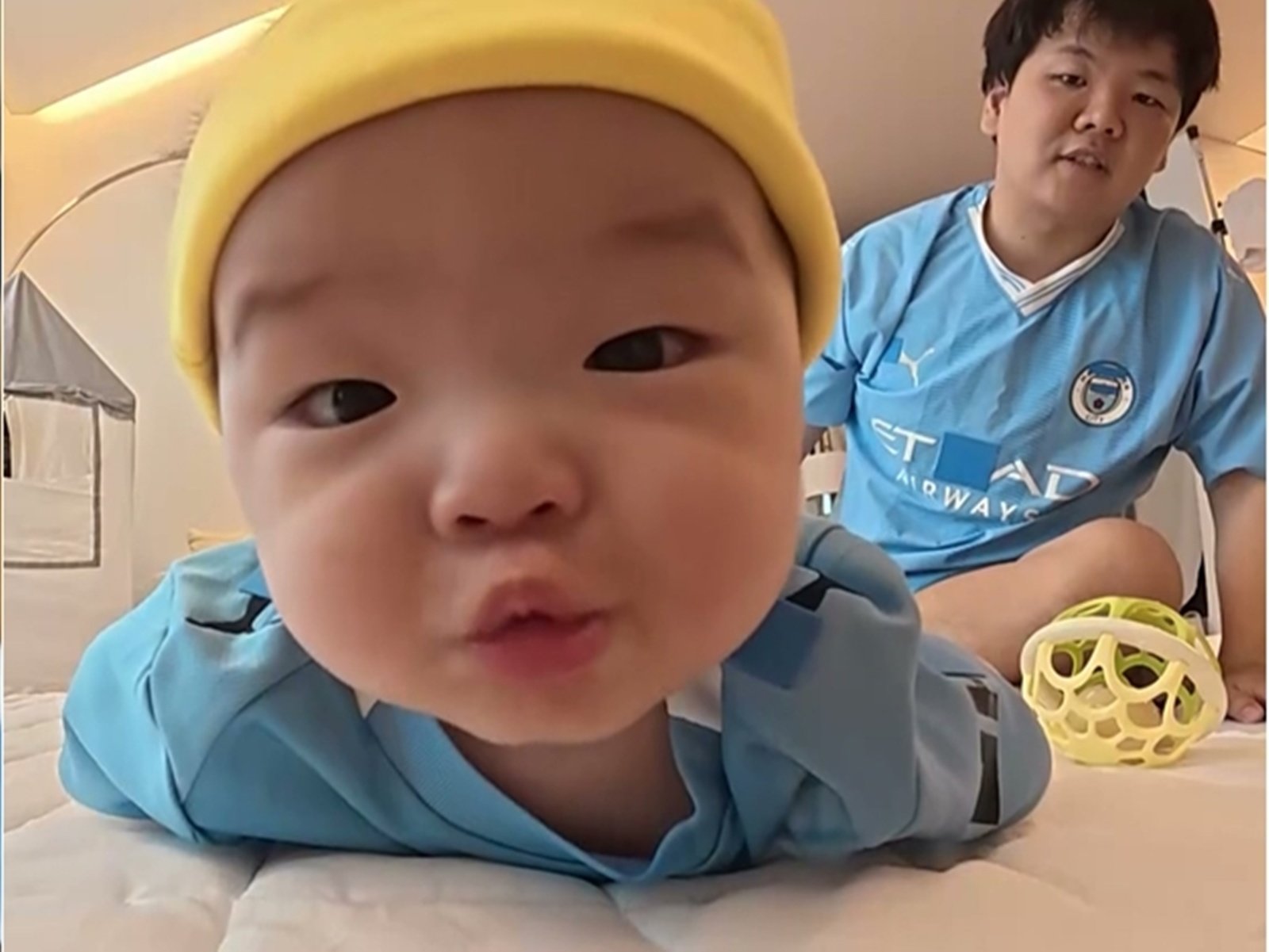 <b>곽튜브</b> 子 <b>태산</b>, 최연소 뒤집기 이어 배밀이…“운동천재 낳았나” (슈...