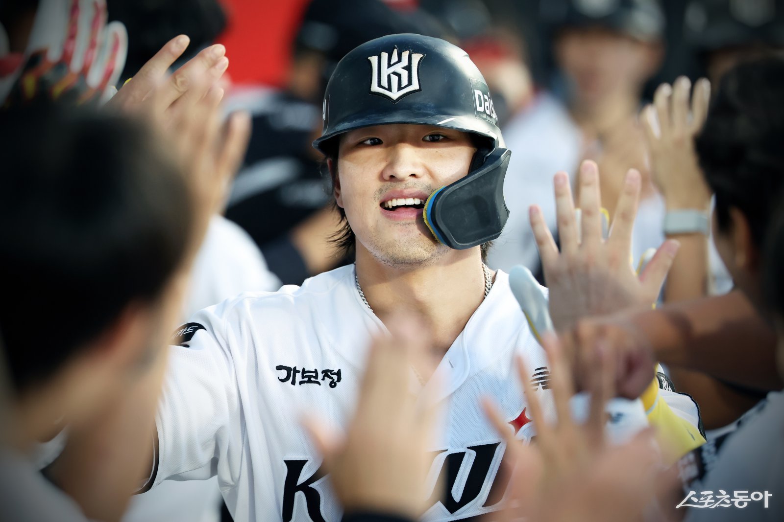 6일 만에 <b>선두</b> 복귀! 물오른 <b>KT</b> 안현민, 연타석 홈런으로 역전승 도화선...