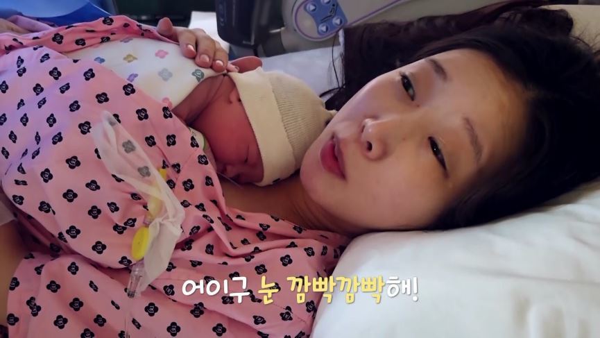 <b>박소영</b>, 문경찬 닮은 <b>딸 출산</b>…“휴대폰부터 바꿔야겠다” (신랑수업...