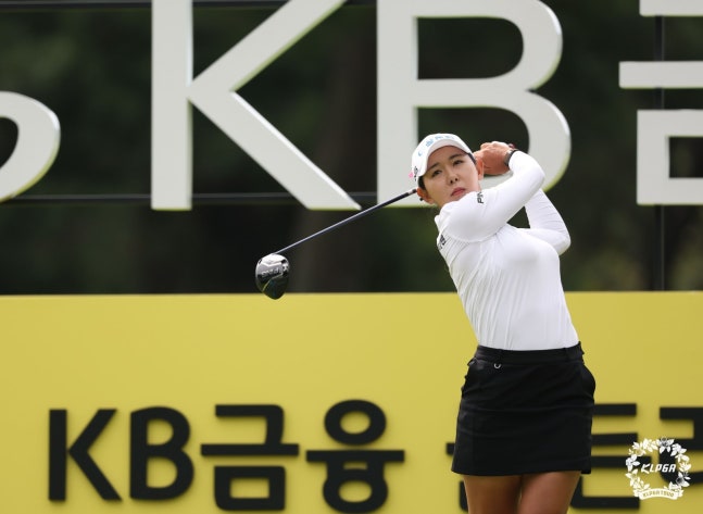 KB금융 골든라이프 챔피언십 4라운드 1번 홀에서 티샷을 하고 있는 박보겸. 사진제공 | KLPGA