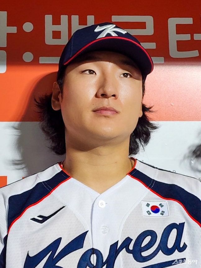 한국 야구대표팀 곽빈이 15일 고척스카이돔서 2026아이치·나고야아시안게임을 대비한 첫 훈련을 소화한 뒤 인터뷰하고 있다. 고척|박정현 기자 pjh60800@donga.com