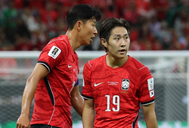 축구대표팀 로베르트 모레노 임시 감독이 4-4-2 포메이션을 게임 모델로 결정하면서 손흥민(왼쪽)과 이강인의 투톱 가동 여부에 관심이 쏠린다. 6월 12일 체코와 북중미월드컵 조별리그 1차전서 프리킥을 준비하는 모습. 과달라하라|뉴시스