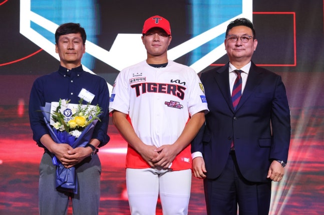 2027 KBO 신인드래프트 1라운드 3순위로 입단한 KIA 이호민(가운데)이 벌써부터 많은 기대를 받고 있다. 사진제공|KIA 타이거즈