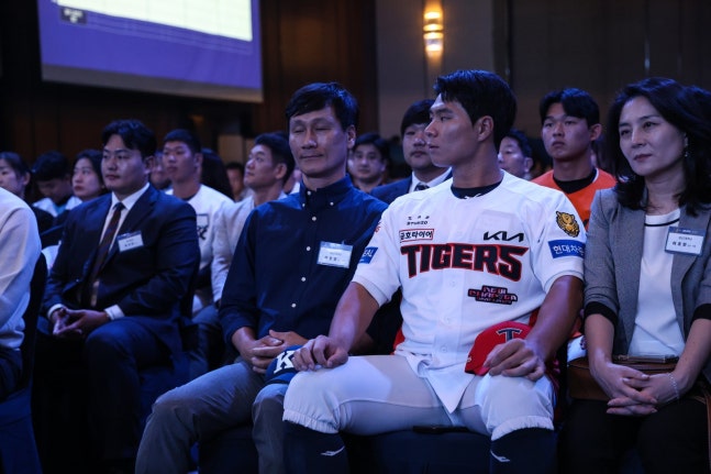 2027 KBO 신인드래프트 1라운드 3순위로 입단한 KIA 이호민(가운데)이 벌써부터 많은 기대를 받고 있다. 사진제공|KIA 타이거즈