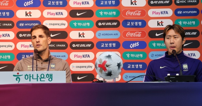 로베르트 모레노 축구국가대표팀 임시 감독(왼쪽)과 이강인이 27일 서울월드컵경기장서 열린 기자회견서 취재진의 질문에 답하고 있다. 상암｜뉴시스