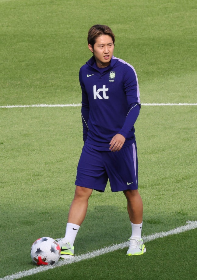 축구국가대표팀 미드필더 이강인이 지난달 22일 충남 천안 코리아풋볼파크서 열린 훈련서 볼을 다루고 있다. 천안｜뉴시스