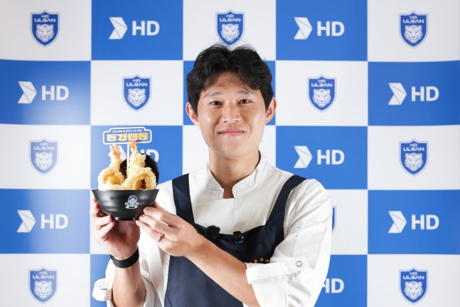 울산 HD 미드필더 이동경이 12일 서울 중구의 온센텐동 광화문점에서 열린 행사서 일일 매니저로 변신해 자신이 만든 텐동을 보여주고 있다. 사진제공│한국프로축구연맹