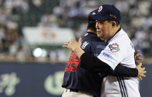 김인식 전 OB 감독(오른쪽)이 12일 잠실구장서 열린 ‘2026 신한 SOL KBO리그’ 최종전서 두산의 승리 기원 시구를 진행한 뒤 김태형 롯데 감독과 포옹하고 있다. 잠실|뉴시스