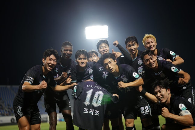 수원FC가 1시즌 만의 K리그1 복귀에 성공하려면 주전 공격수 프리조가 하루빨리 제 컨디션을 되찾아야 한다. 13일 천안시티전서 1-1로 비긴 뒤 프리조의 회복을 기원하기 위해 세리머니를 펼친 수원FC 선수들. 사진제공│한국프로축구연맹