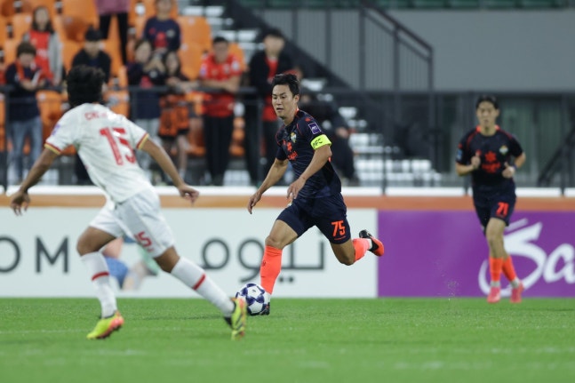 강원 주장 김이석(75번)이 15일 강릉하이원아레나서 열린 프놈펜과 ACL2 홈경기서 드리블하고 있다. 사진제공｜한국프로축구연맹