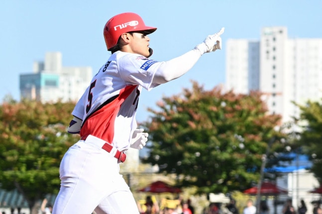 KIA 김도영이 17일 광주-기아챔피언스필드서 열린 LG와 준PO 1차전 4회말에 결승 솔로홈런을 친 뒤 세리머니하고 있다. 광주|뉴시스