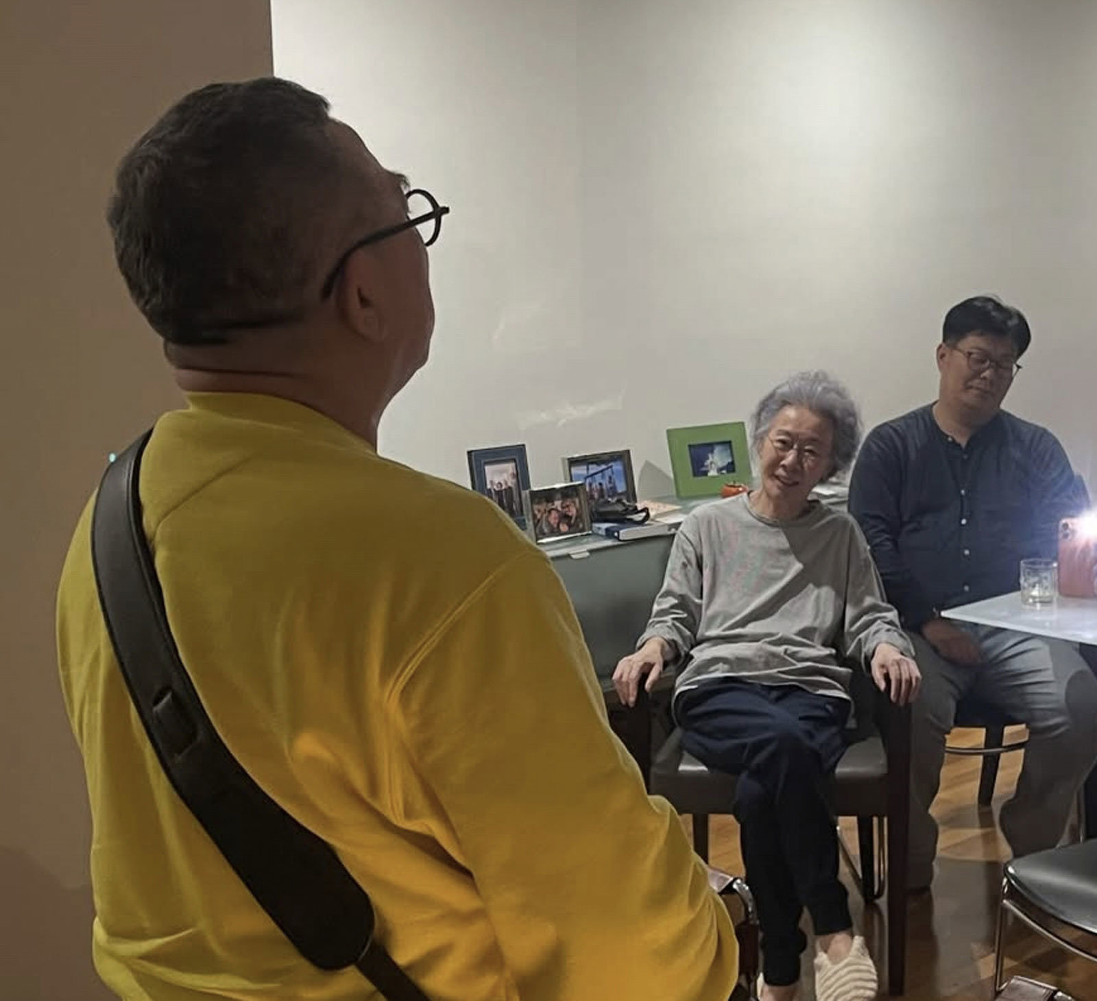 윤여정 팔순 파티 자택에서 열린 소확행의 순간 관련 사진