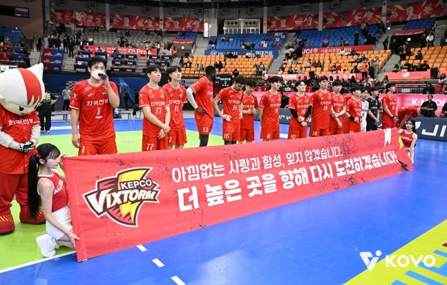 한국전력은 올해 4월 석진욱 신임감독의 선임과 선수단 규모 축소를 통해 4시즌 만의 봄배구 무대 복귀에 도전한다. 지난 시즌 정규리그 최종전을 마친 뒤 3시즌 연속 봄배구 무대 진출에 실패한 뒤 팬들에게 사과하는 선수단. 사진제공│KOVO