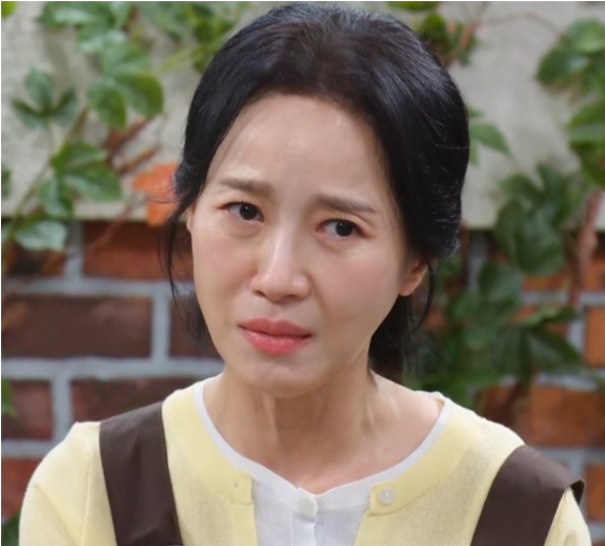 KBS1ドラマ『엄마가 미쳤어요』で涙をこらえるような表情を見せるキム・ヒジョン
