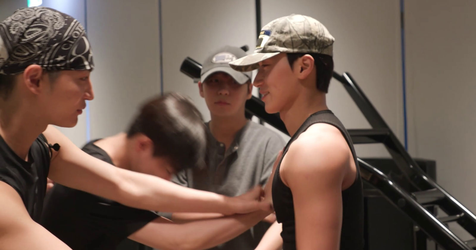 <b>에이티즈 최산</b>, 52kg 마른 몸에서 <b>근육</b>질로…‘가슴 1인자’ 등극 (전참...