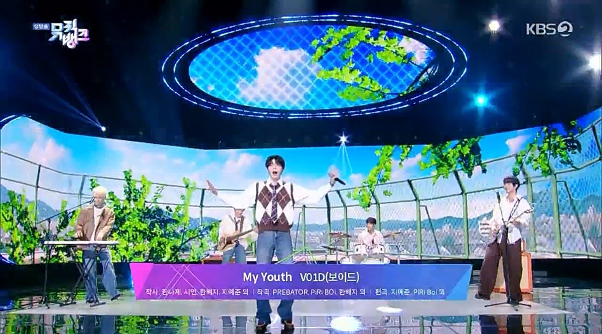 KBS2『ミュージックバンク』で新曲「My Youth」を演奏するVO1D
