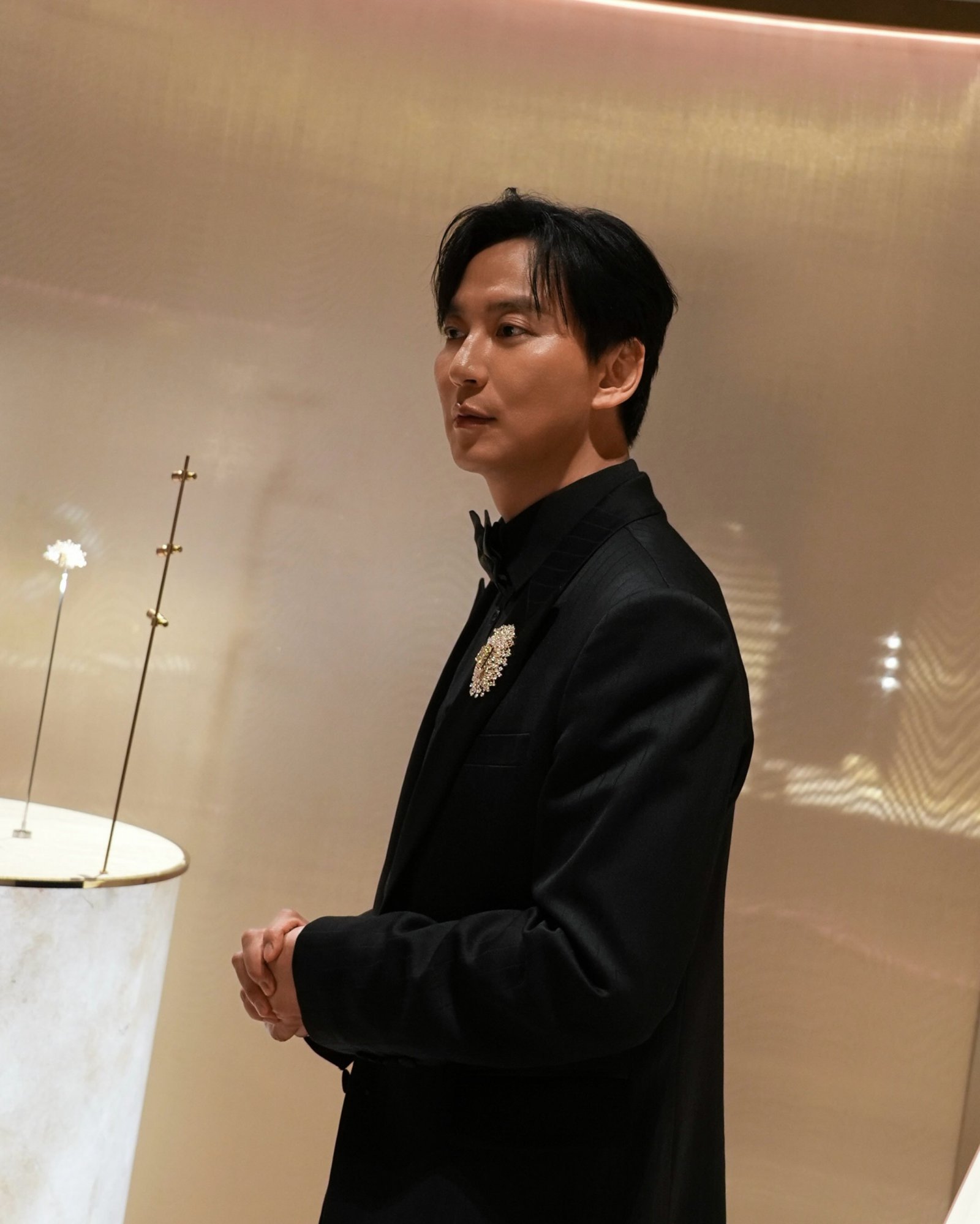 黒いタキシード姿で立つキム・ナムギル