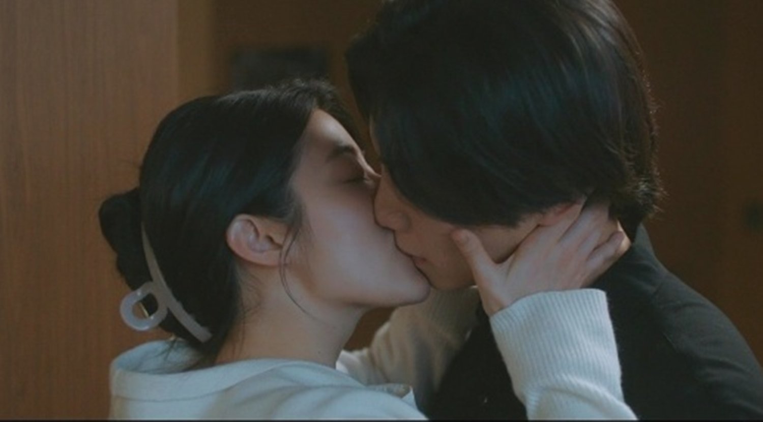 ドラマ『내가 떨릴 수 있게』で、ナム・ジヒョン演じるコン・ヨンスがキム・ジェヨン演じるトク・コダルにキスする場面