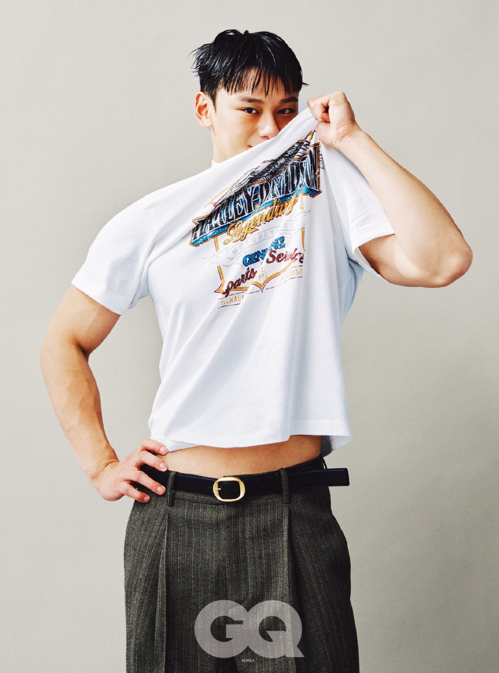 GQ Koreaのグラビアで白いグラフィックTシャツ姿を見せるチャ・ウミン