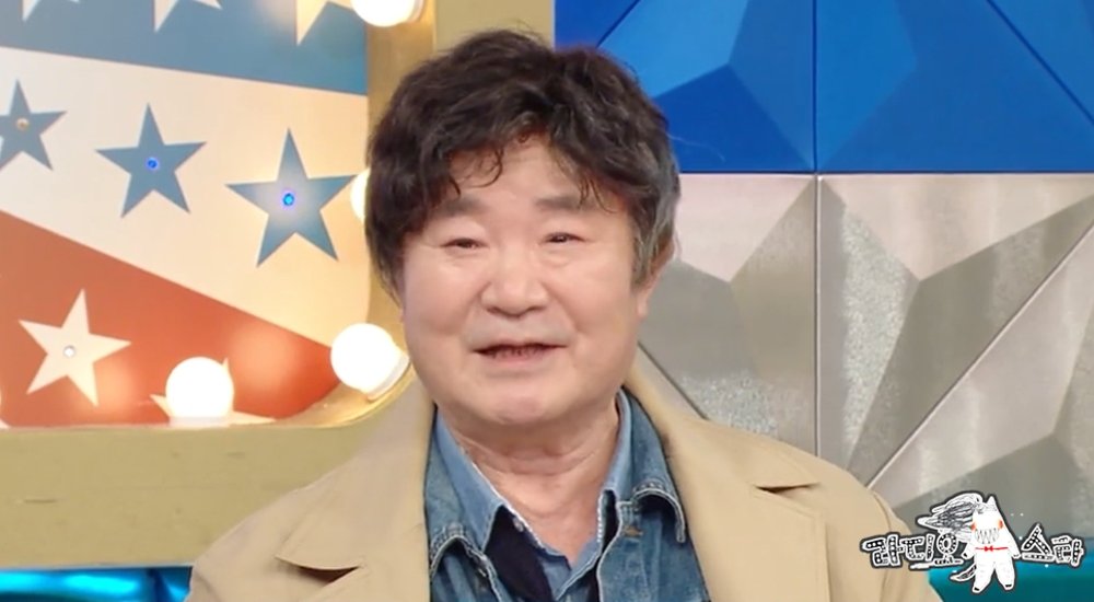 MBC『ラジオスター』のセットで笑顔を見せるイ・ゲイン