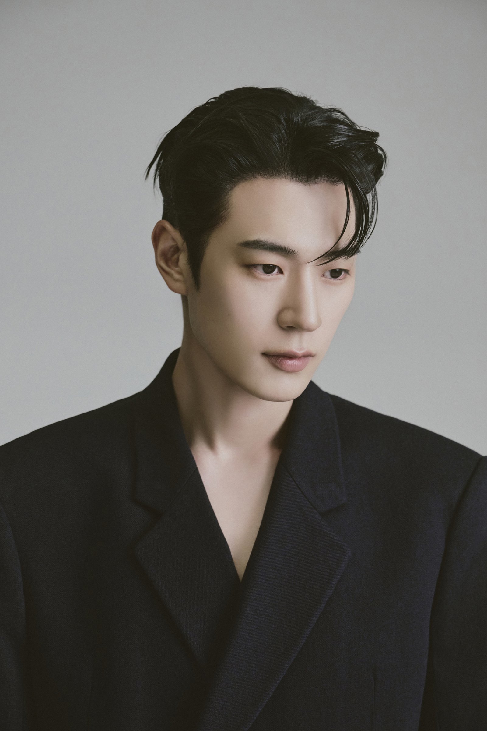 黒いジャケット姿で視線を落とす俳優パク・ソハムのポートレート