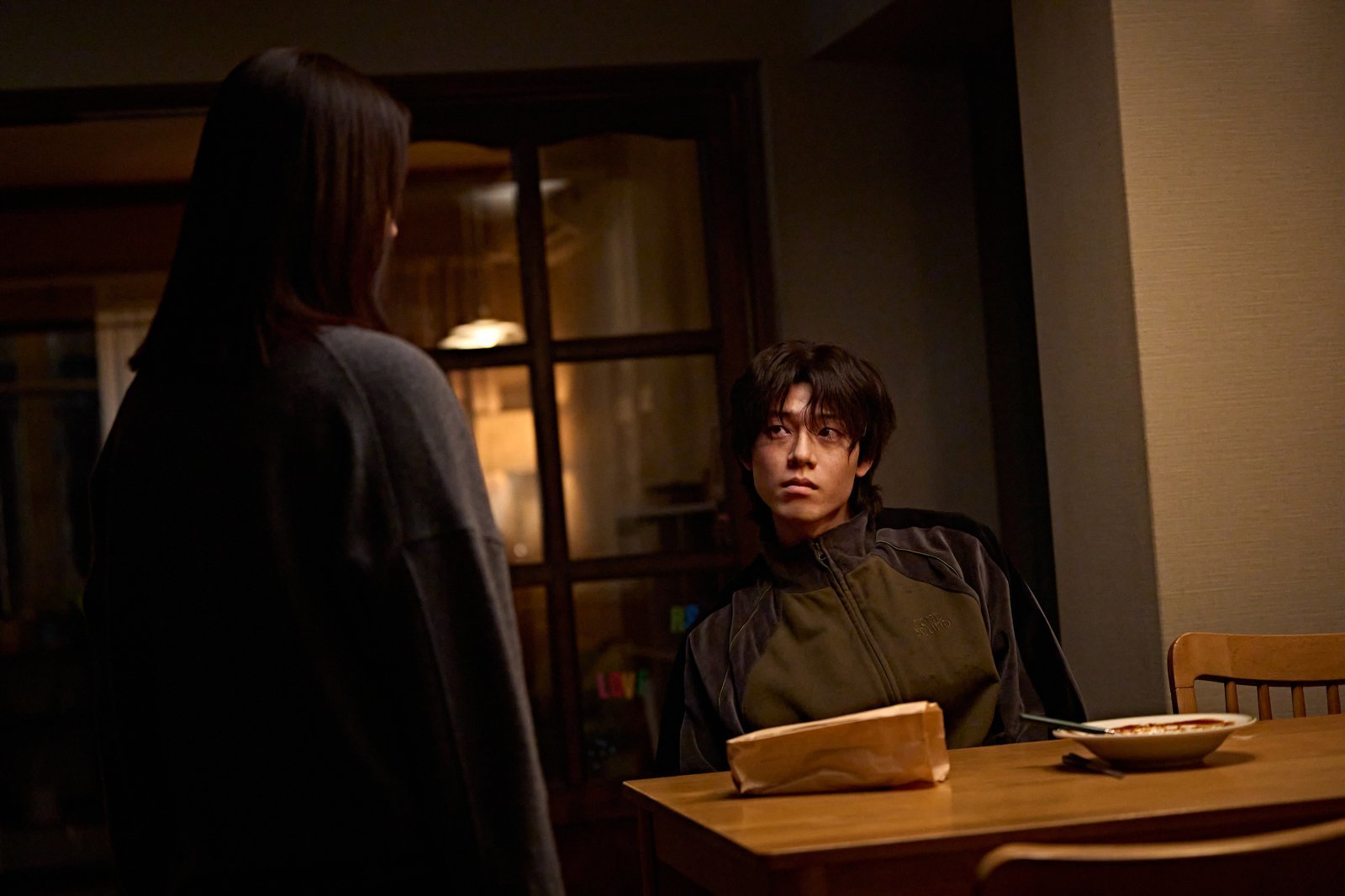 母ソヨンを見つめる、9年後に戻った息子ソヌ（映画『失楽園』）