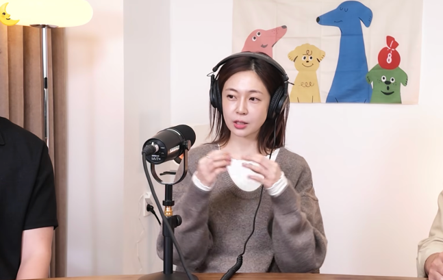 チェ・ダニエルのYouTube番組で、マイクの前で話すペク・ジニ