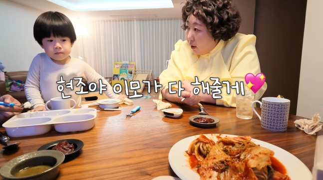 食卓でイ・ウンヒョンの息子ヒョンジョ君と向き合うシン・ギル