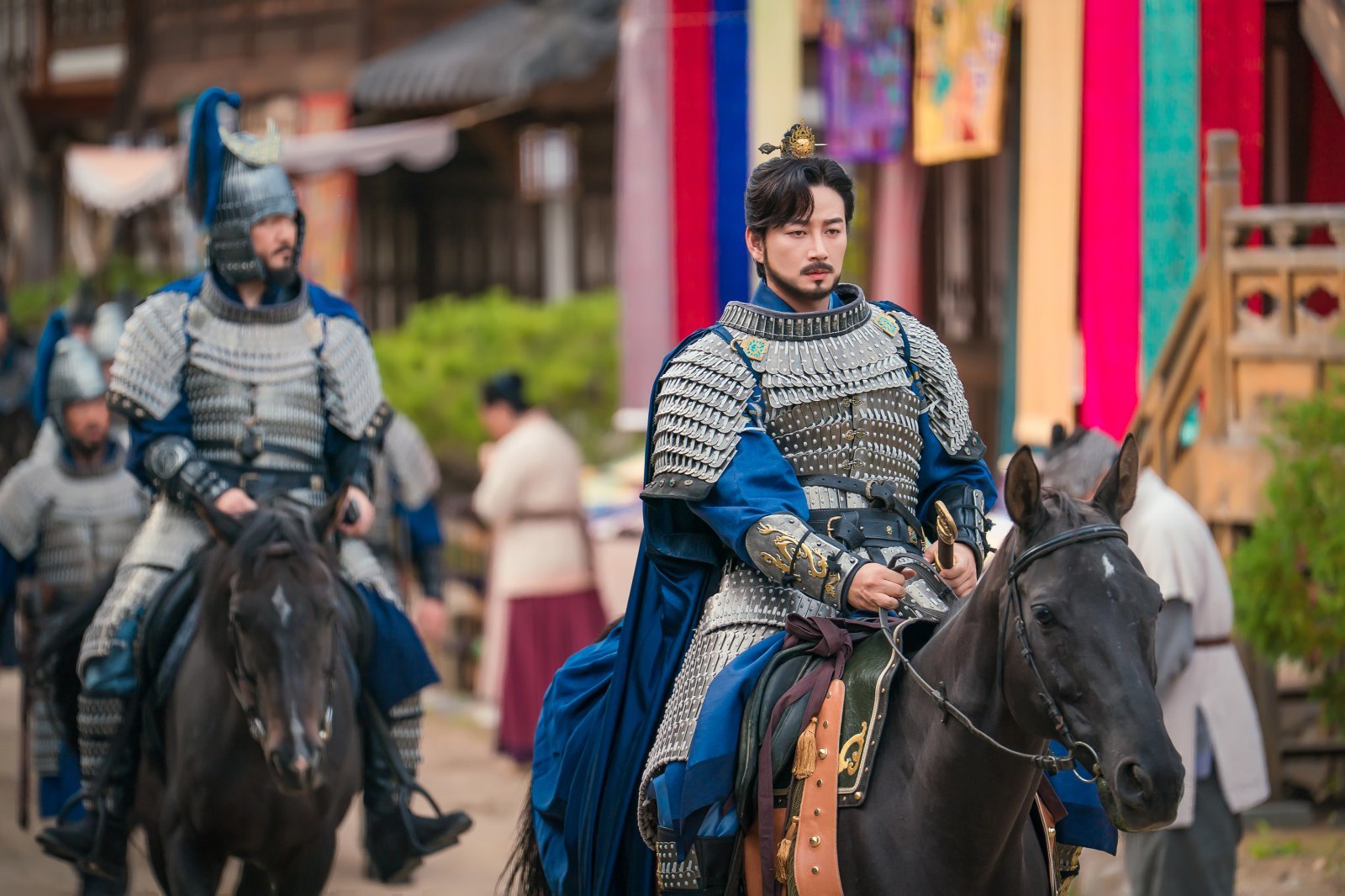 KBS 2TV『文武』の劇中写真。鎧を着た人物が馬に乗っている