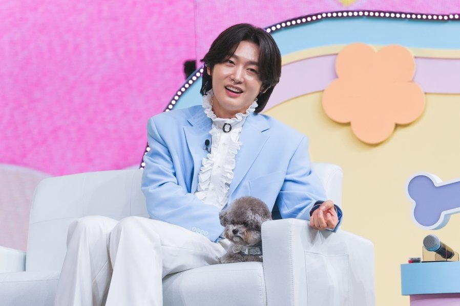 TV CHOSUNの番組セットで愛犬タニと並ぶキム・ヨンビン