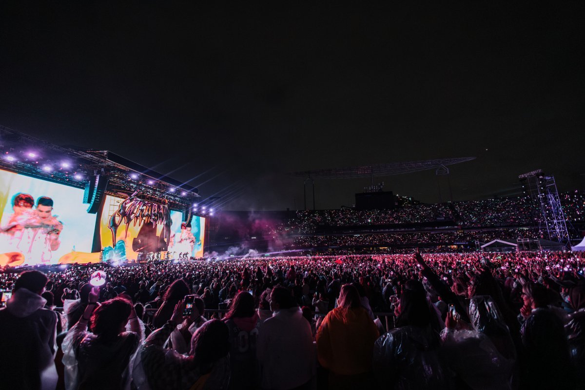 ブラジルのK-POP公演でステージを見つめる観客